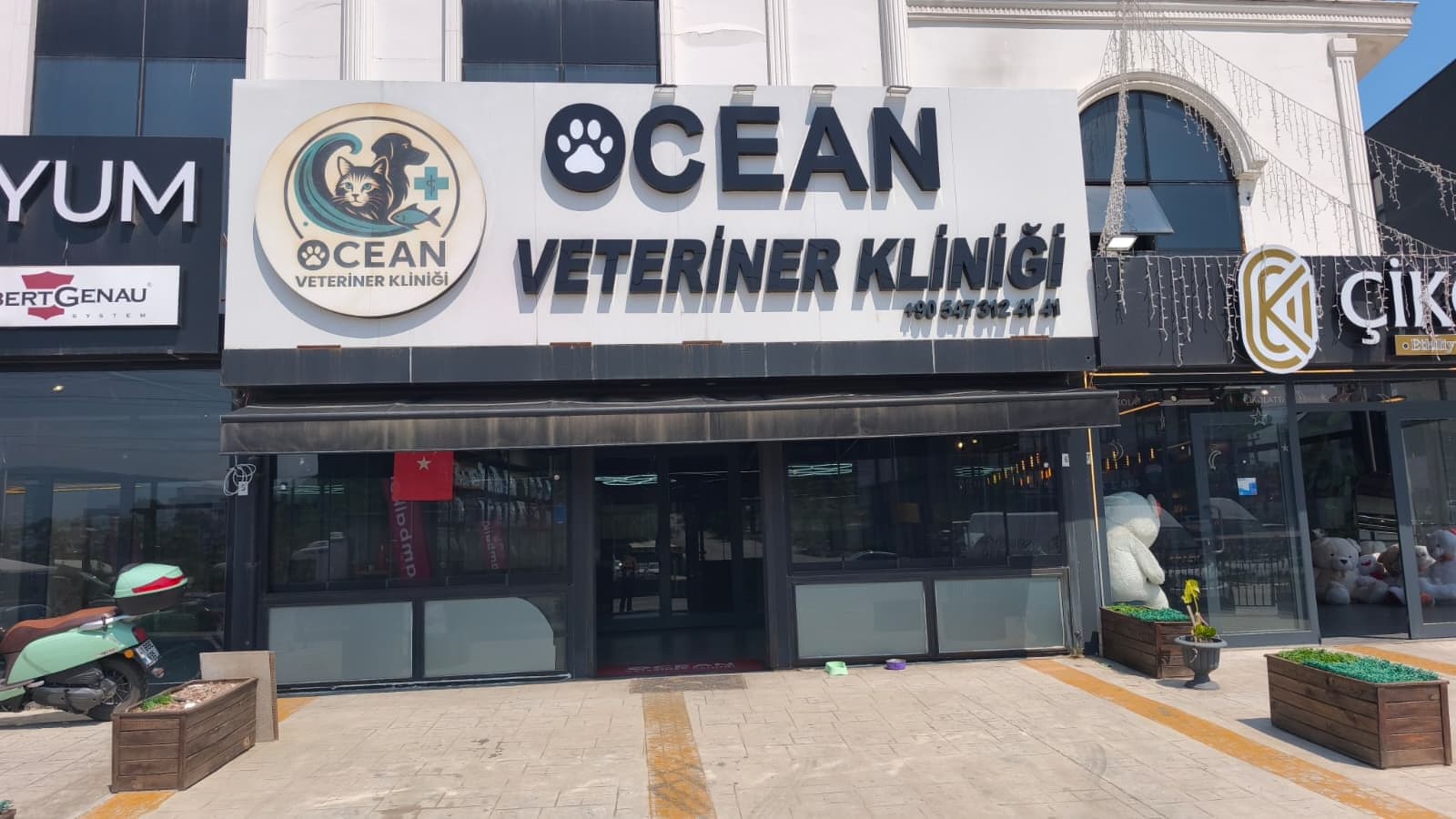 Ocean Veteriner Kliniği'nin Başiskele'deki gerçek dış cephesi ve girişi